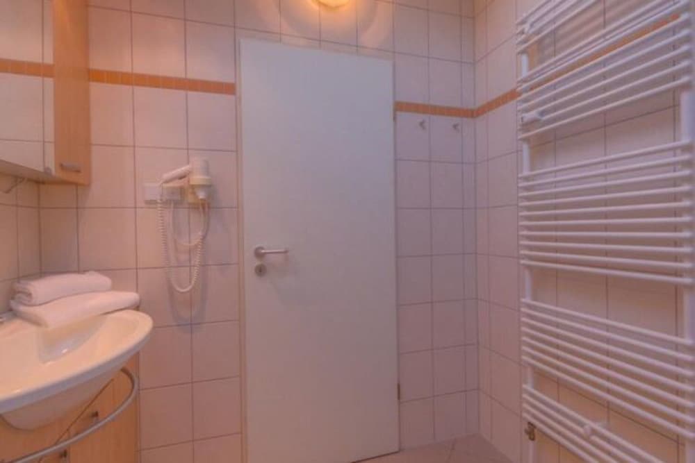 Elegant Eingerichtete Ferienwohnung apartamento Mirow — bathroom