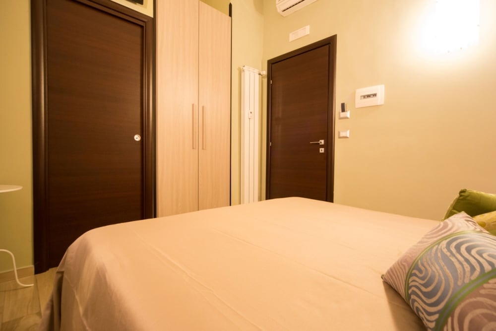 Mikale Rooms