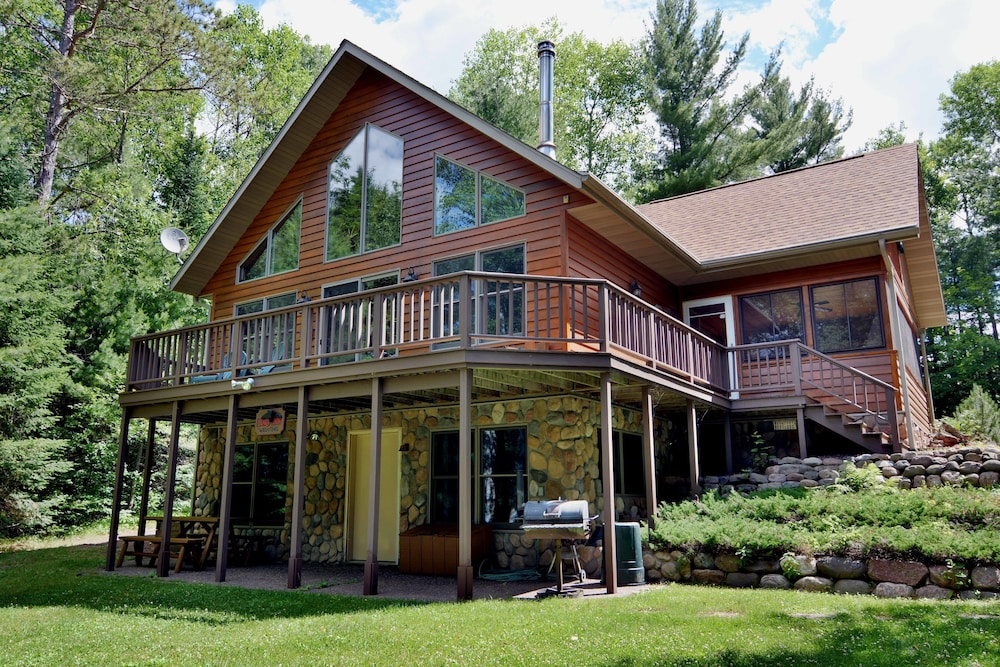 Spacious Cascade Chalet with Cozy Fireplace by RedAwning