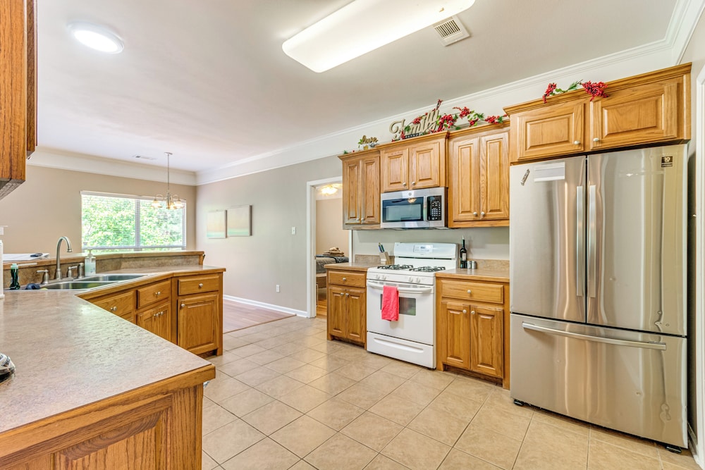 11 Mi to Dtwn Little Rock: Home w/ Large Deck!