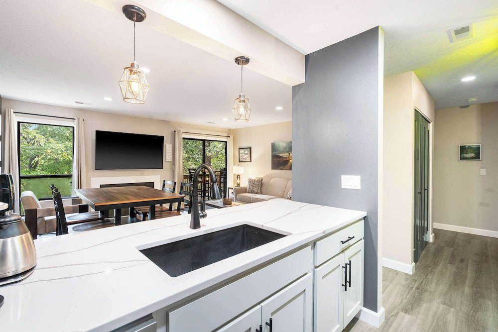 Top Notch Condo for 6