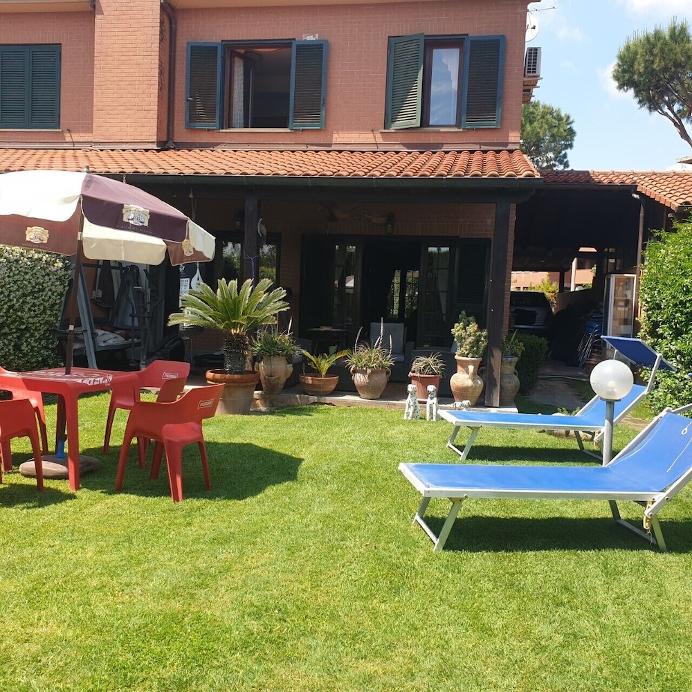 Villa Sleeps 6 With Garden and Gym