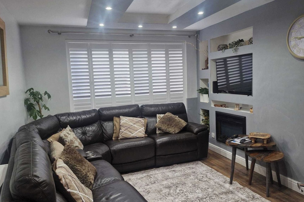 Sleeps 5 - Free Parking - Near Airport & City