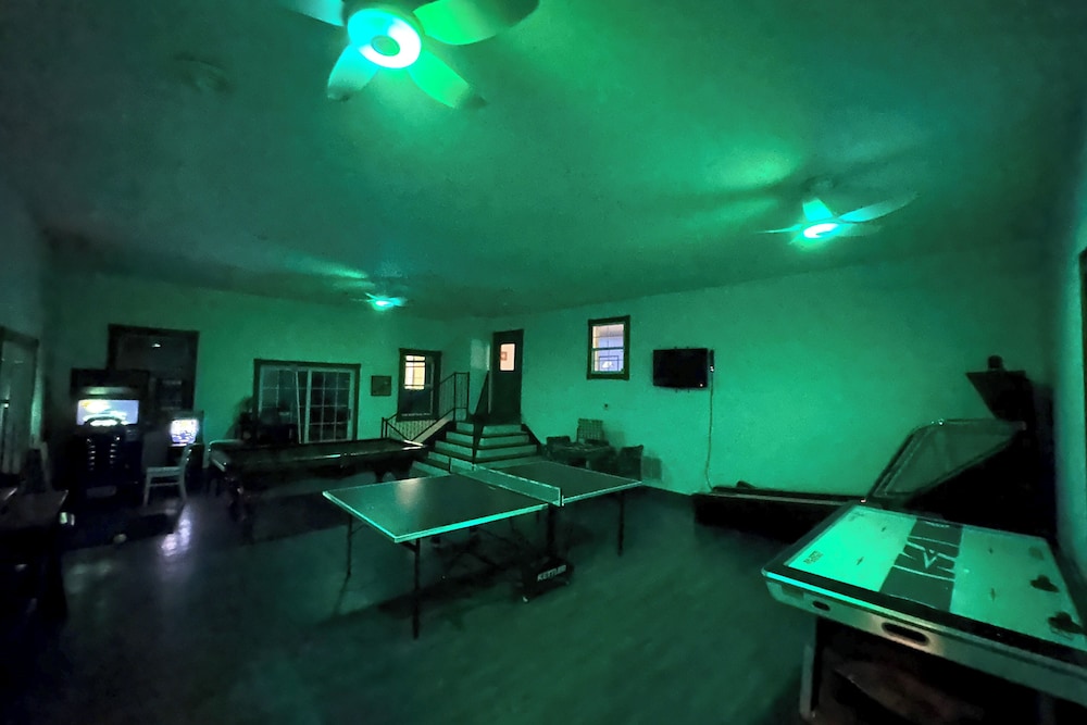 8-acre Bridgman Oasis: Pool, Hot Tub & Game Room