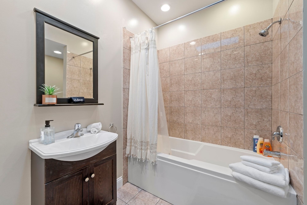 Spacious Luxury Retreat 8 Bed Oasis With 6 Baths