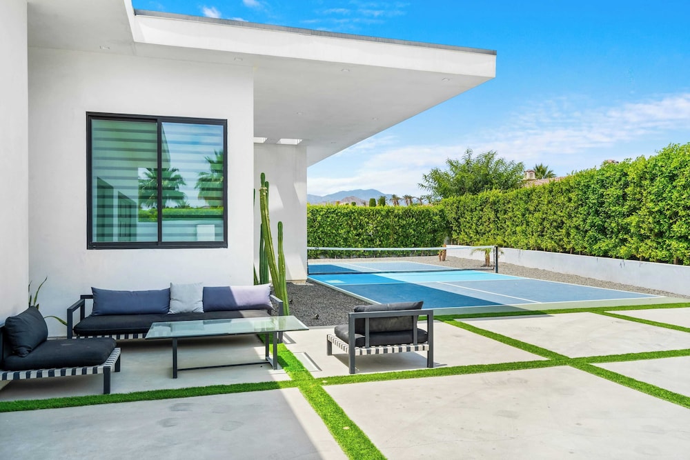 Sleeps 20 Pool & Pickleball Villa Near Golf, Dining & Fun Bravo Villa #2 by Avantstay
