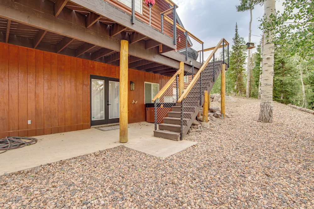 Hot Tub, Game Room! 3-story Brian Head Home