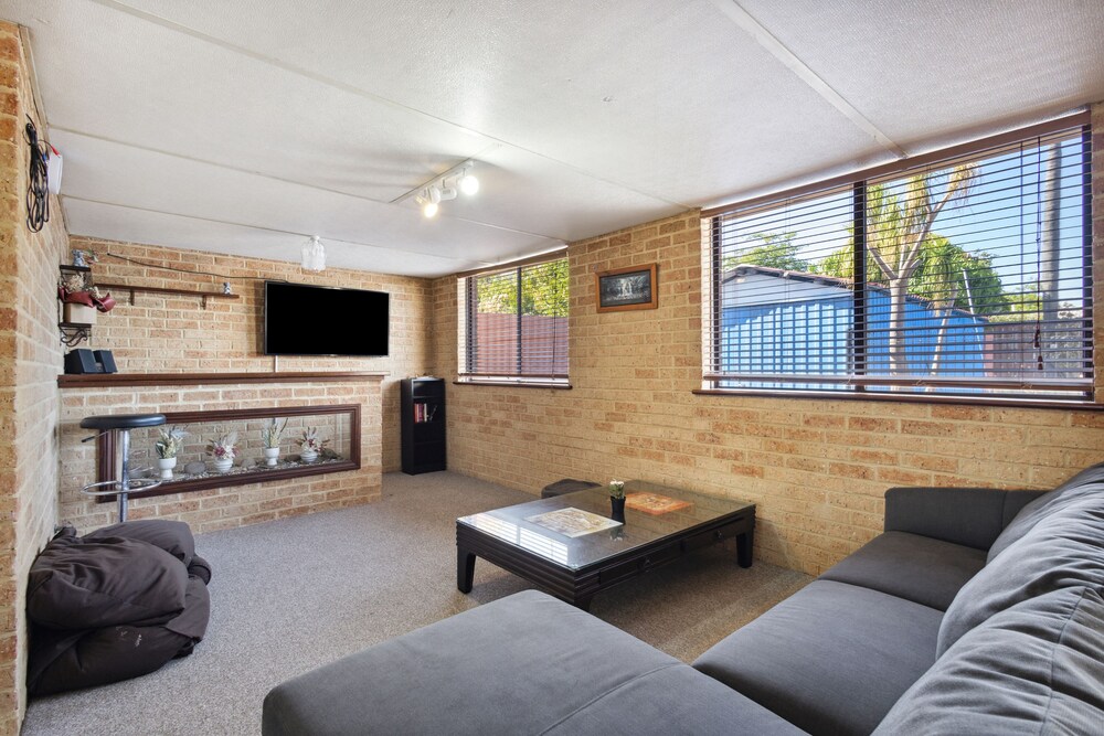 4BR Pool House Close to Shops