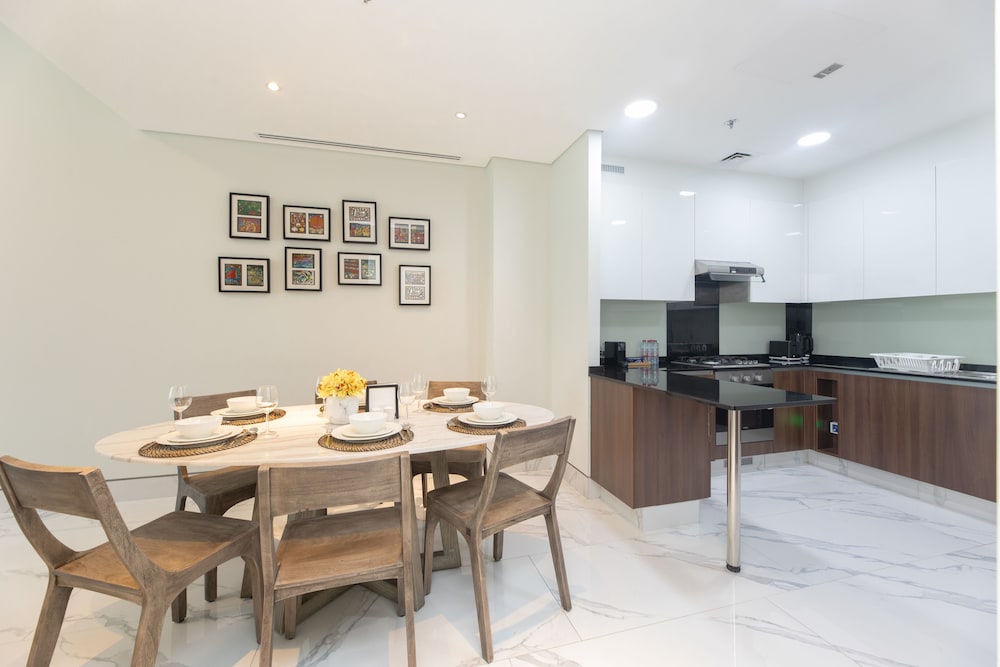 SIMPLY COMFORT Urban Chic Suites in J One Tower City & Canal Views