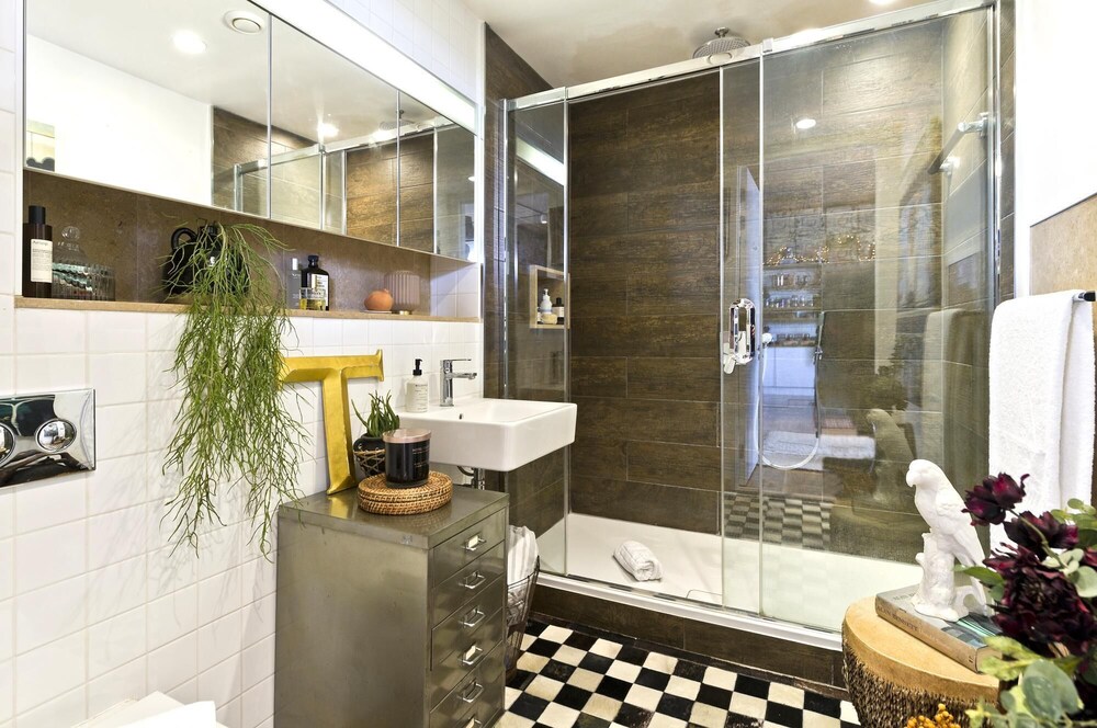 Fabulous East London Flat With Rooftop Pool by Underthedoormat