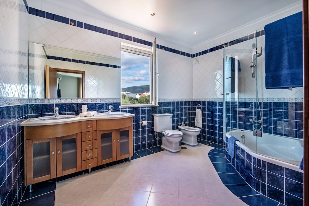 Amapola in Quelfes With 4 Bedrooms and 4 Bathrooms