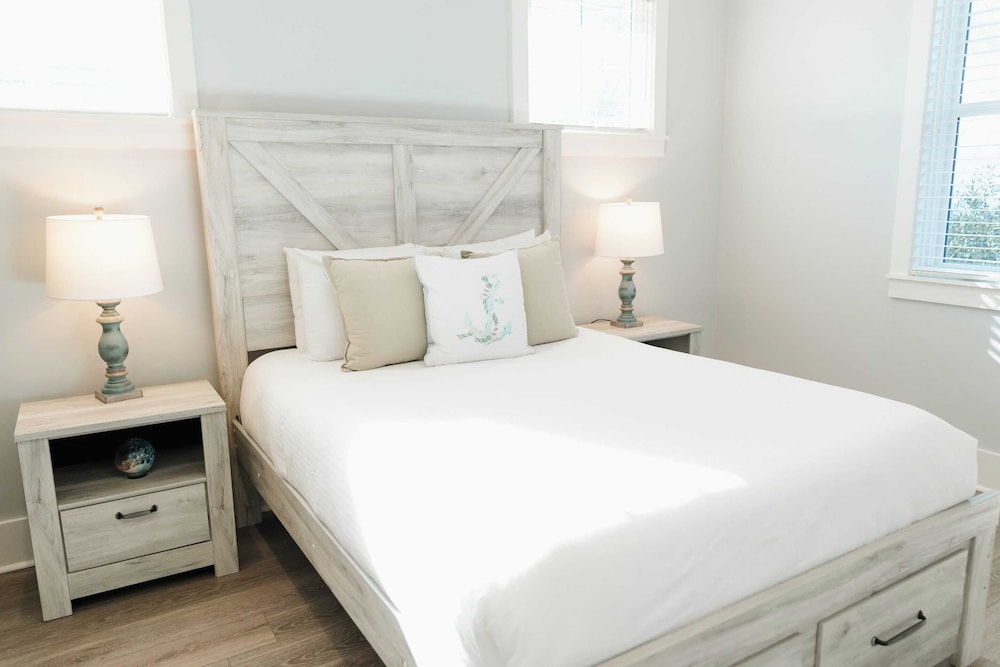 Walk to Beach, 2 Shared Pools, Enclosed Porch, Bikes 30A Hideaway by Avantstay