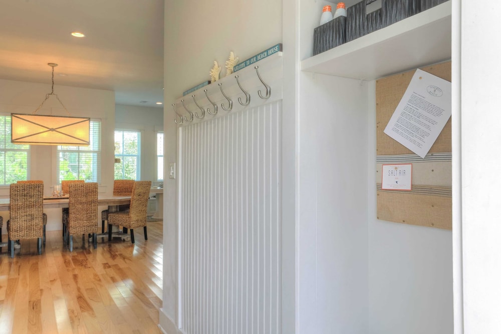 Dunn Inn 2 by Avantstay Walk to Beach, Pool Access, Sleeps 17!
