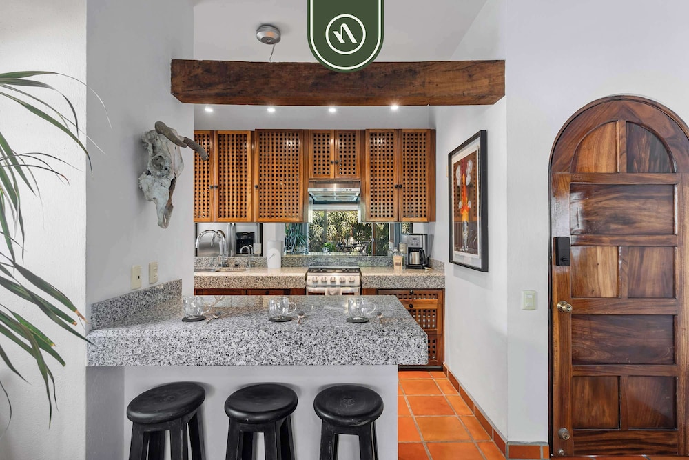 Stylish 2 BR Condo in Romantic Zone - Rooftop Pool
