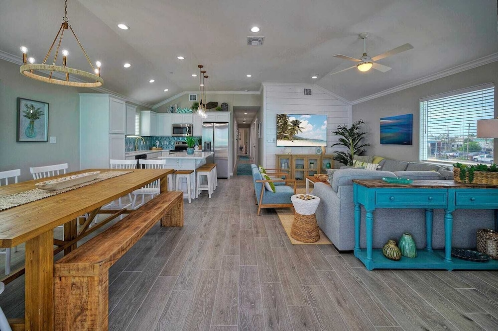 Sleeps 16 2 Homes, Priv Pool, Ping-pong 1block to Alister St. Shops & Dining
