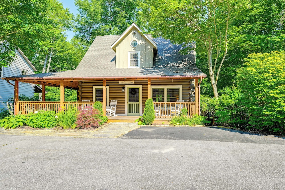 Cashiers Cottage w/ Screened Porch & Trail Access!