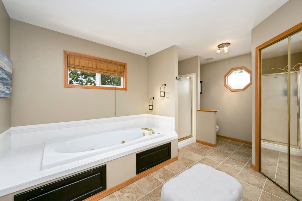 Shady Grove 4 King Beds, Dog Run & Outdoor Fun