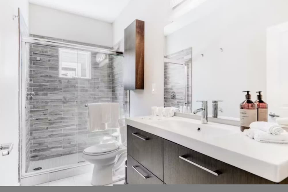 Stylish 3BR Townhome Near Downtown The Heights