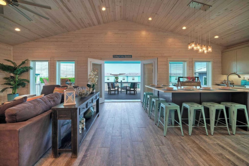 Sleeps 21, 2 Homes 2 Private Pools, Fire Pit, Swing Bar Walk to the Beach