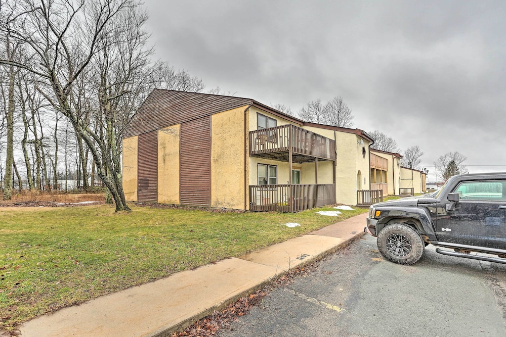 Inviting Poconos Getaway w/ Deck: Ski & Hike!