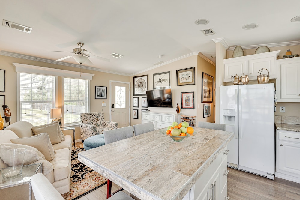 4 Mi to Fort Myers Beach: Home w/ Resort Perks!