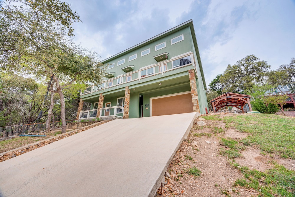 < 1 Mi to Comal Park: Peaceful Duplex w/ Yard!