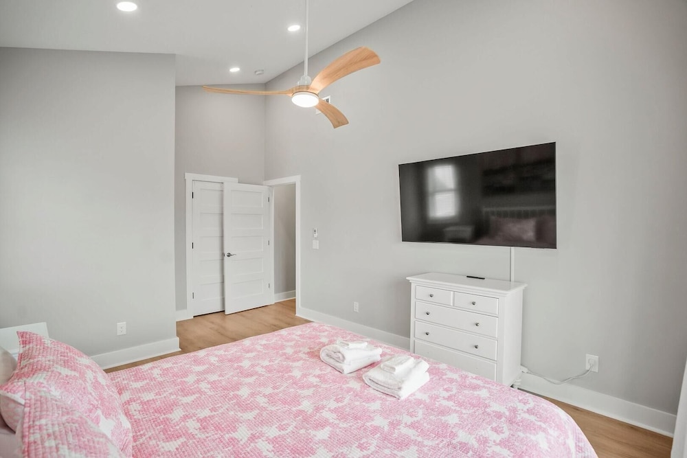 Spacious and Stylish 4-bed, 4.5-bath Home With Stunning Golf Views
