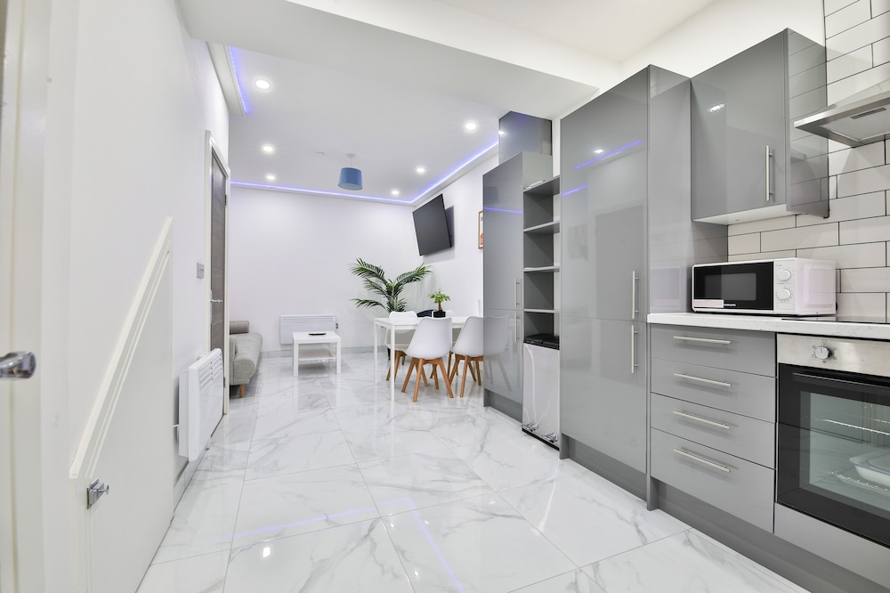 Modern 2 Bed House - Sleeps 4