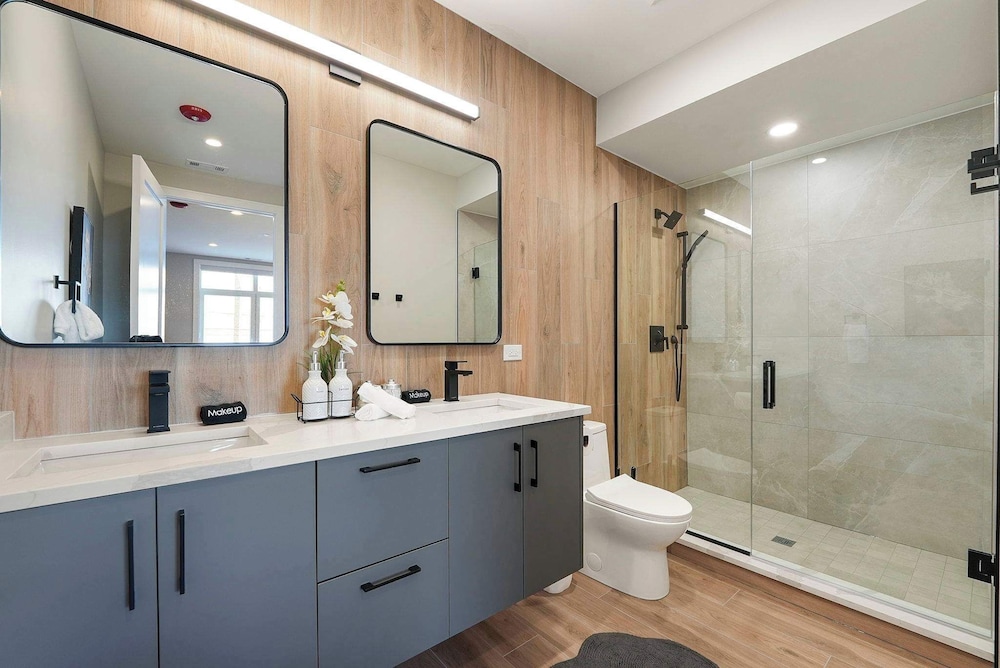 Modern 2br2ba Condo Free Parking and Balcony