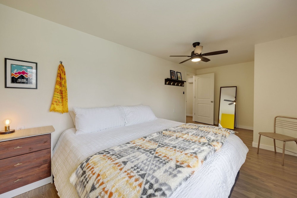 Cozy Mountain Retreat in Downtown With Hot Tub and Bikes view 4