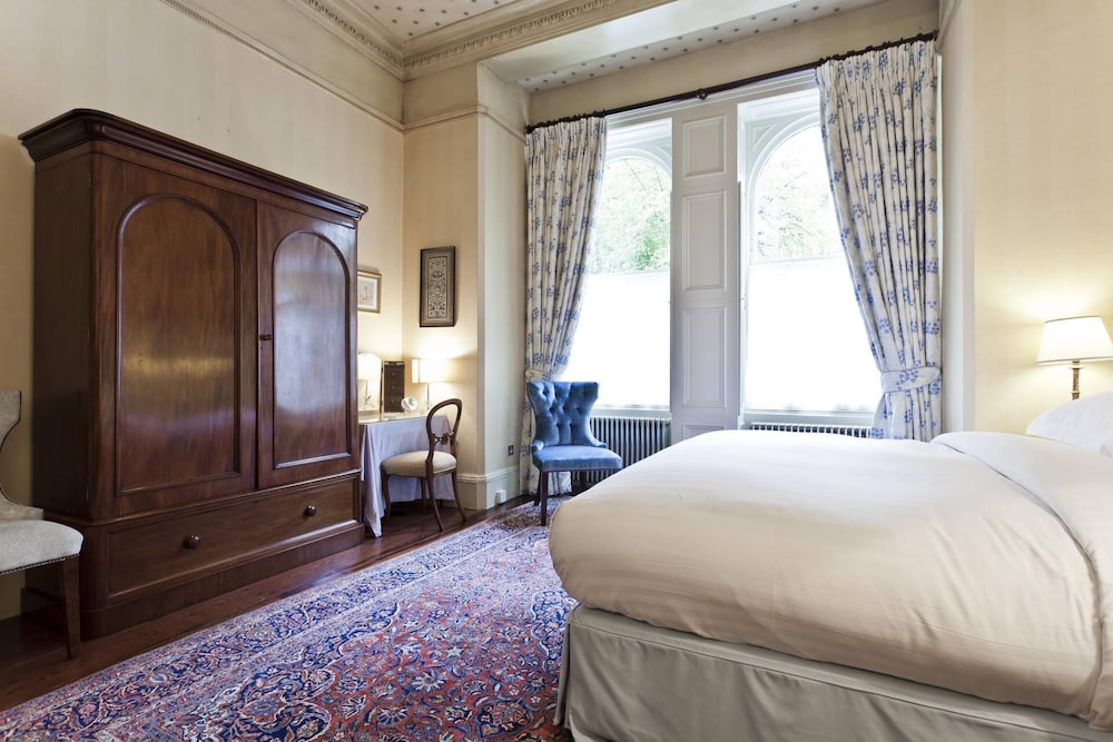 Gledhow Gardens by Onefinestay