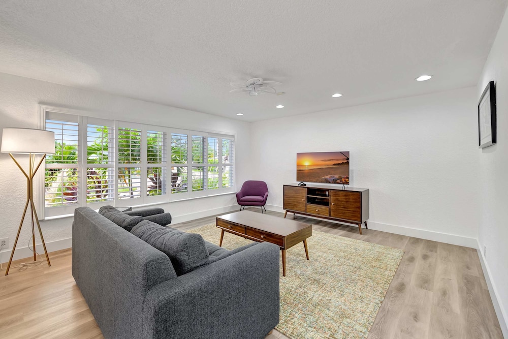 Waterfront Paradise Chic 3 BDR