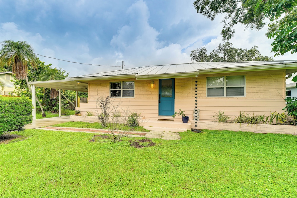 < 3 Mi to Dtwn: Pet-friendly Sarasota Stay w/ Yard
