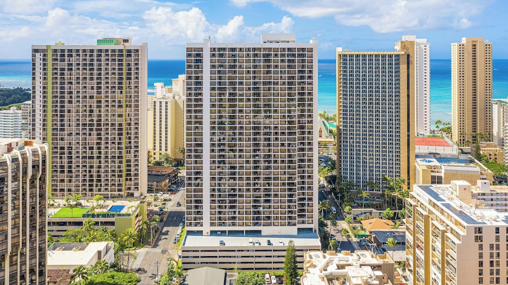 Waikiki Banyan 3409