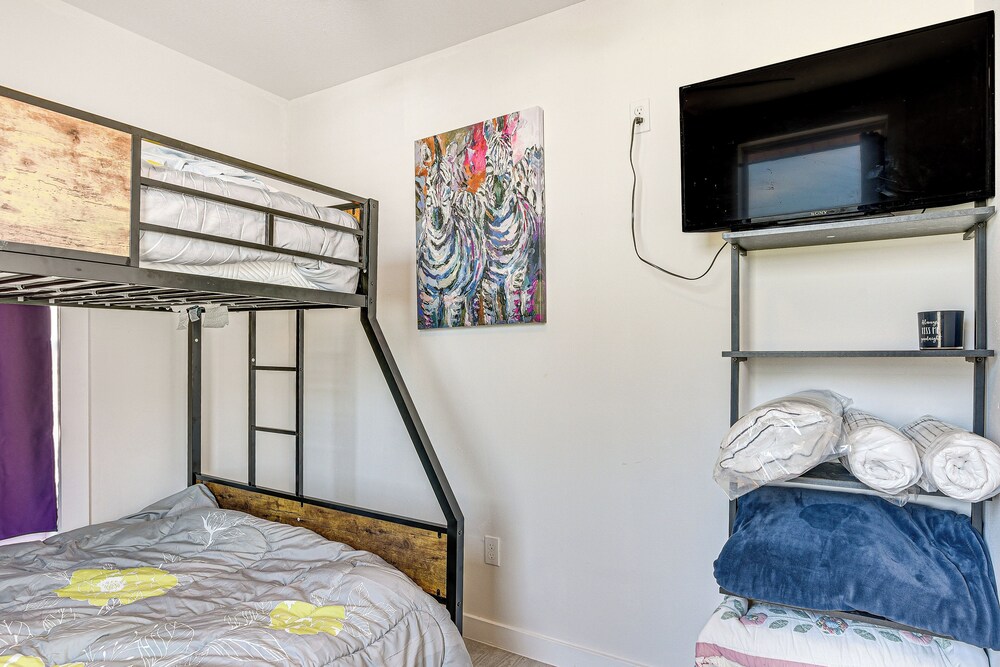 Pet-friendly Galveston Retreat < 1 Mi to Beaches!