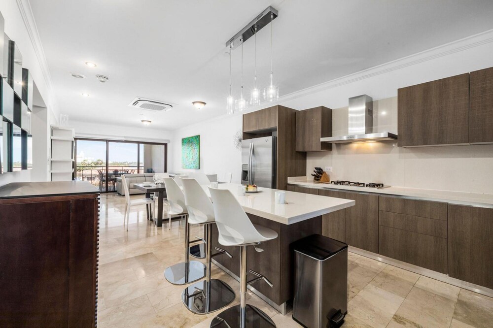 2BR 2BA Condo GYM Pool BBQ