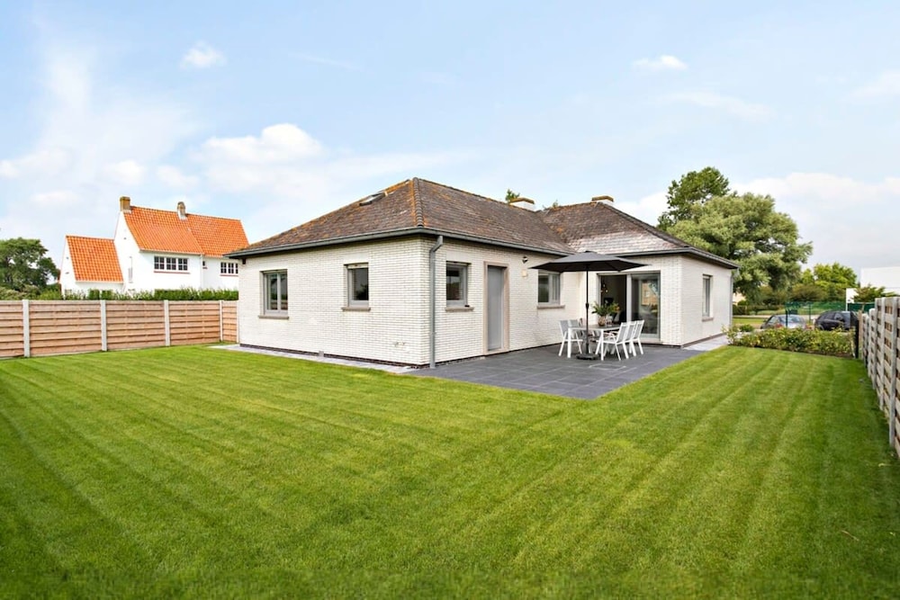 Spacious Bungalow With Garden Near the Beach sea