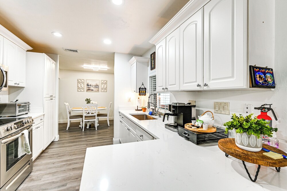 1 Mi to Dtwn Bonita Springs: Home w/ Lush Yard!