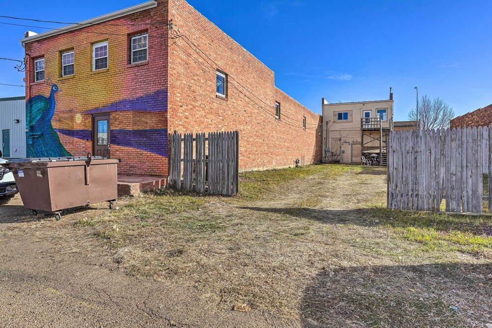 Pet-friendly Downtown Hettinger Apt w/ Yard! view 4