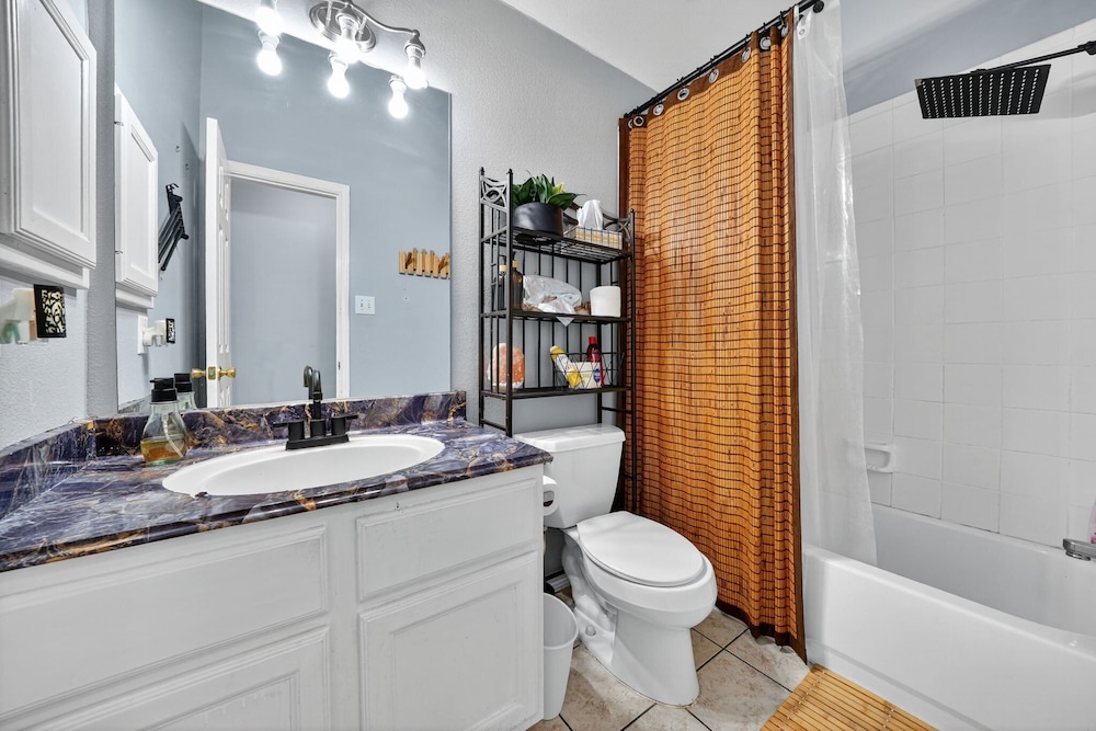 San Antonio Oasis Hot Tub & Pool Access 4 Bedroom Home
