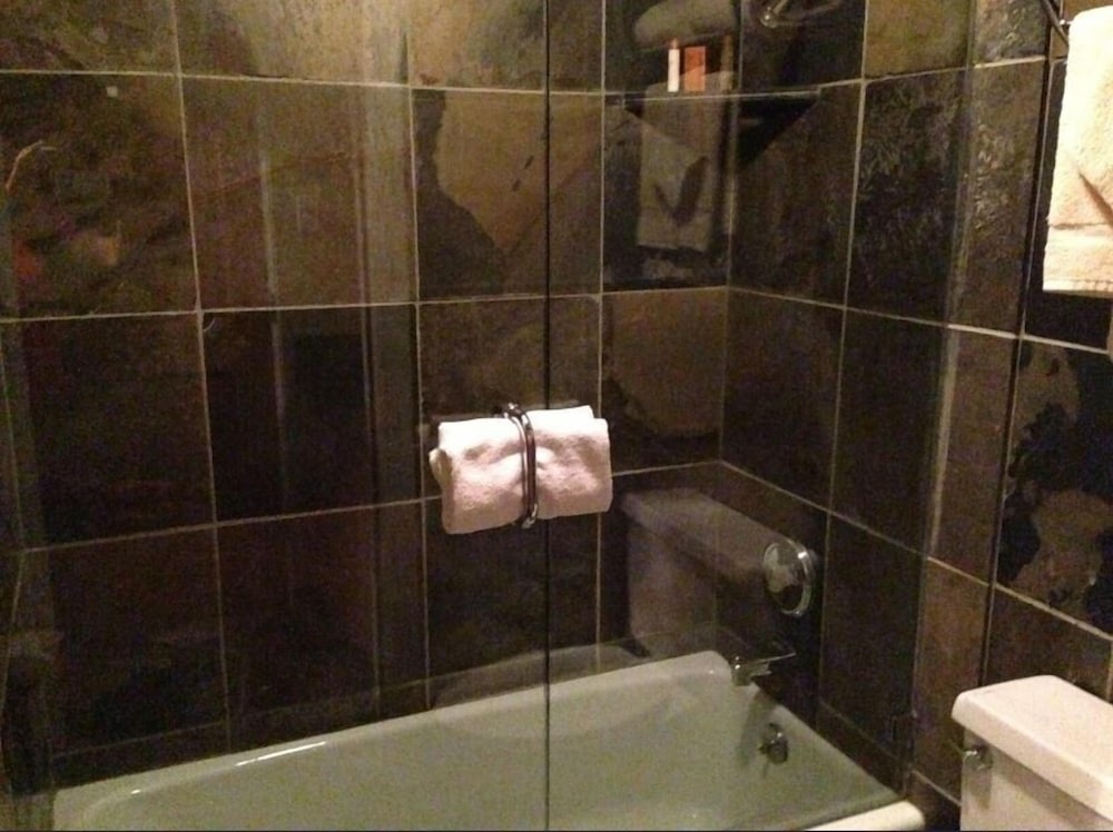 2BR Resort Plaza 5022 Slope-Side Park City Condo, Ideal for Families & Couples