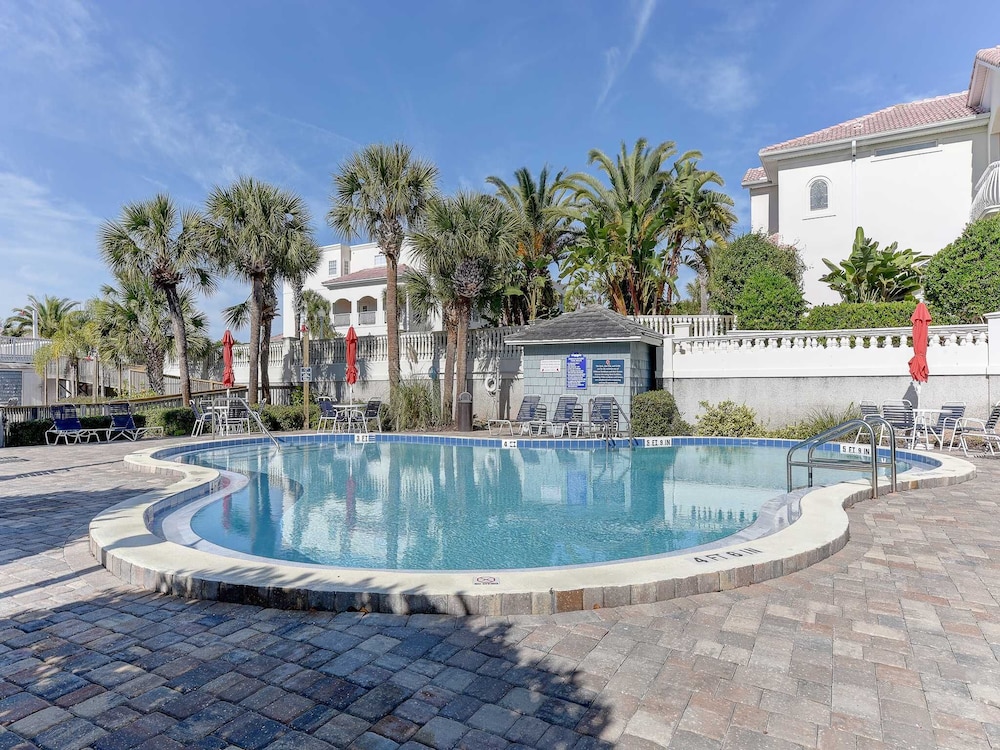 Seaside Haven: Stylish Condo, 3 Pools New Rental