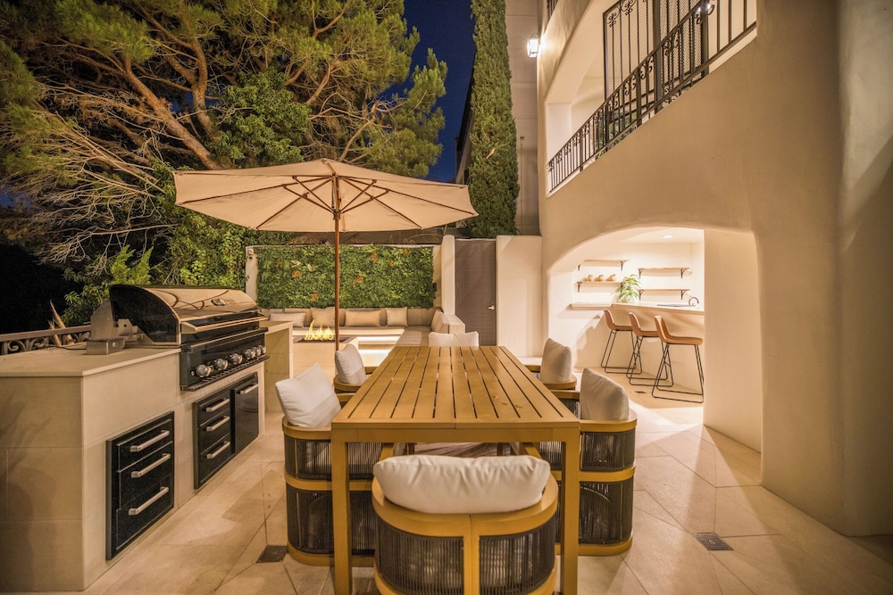 Villa Solea - Mulholland Retreat w/ Pool, Spa & Iconic LA Views