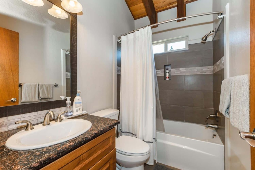 Alder Creek Paradise - Tree-lined Cabin Stay for 7