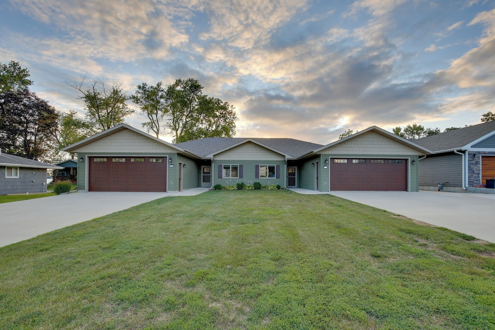 Game Room + Views: Family Retreat on Silver Lake