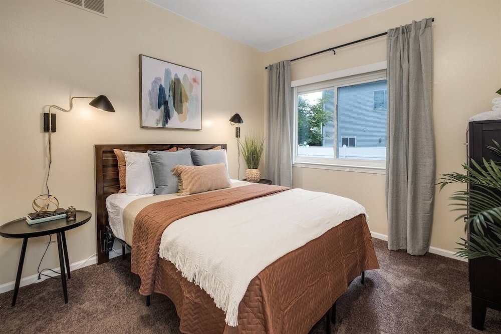 Stylish Sanctuary Near Emu: Ideal For Med Students 2 Bedroom Apts