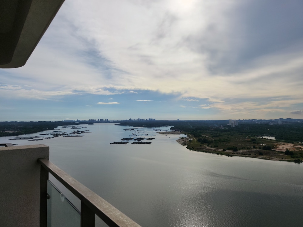 Country Garden Danga Bay by Widebed JB