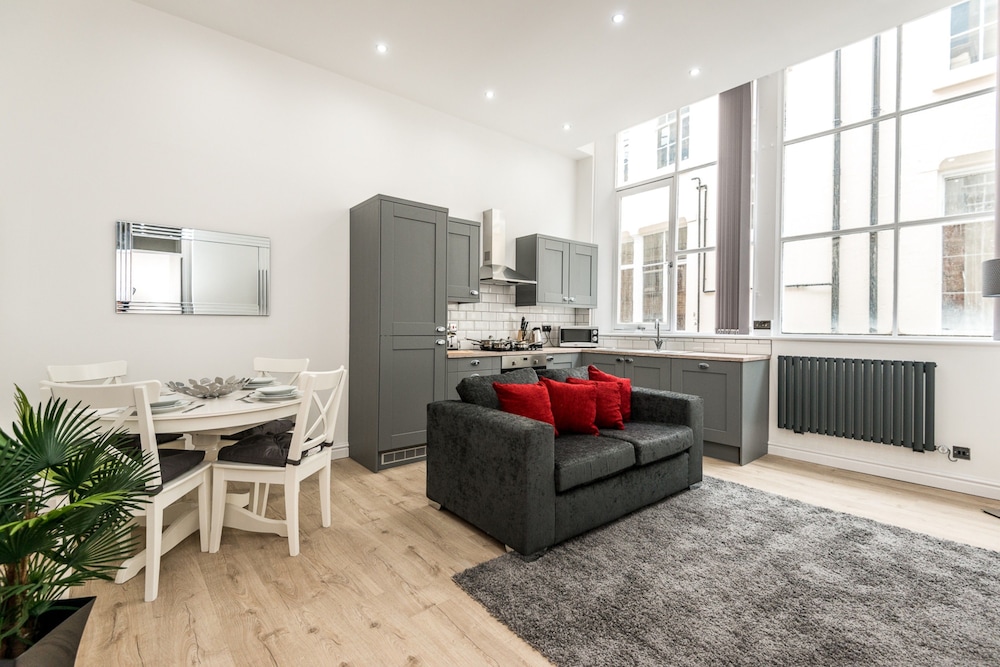 Stunning City Centre 2 Bedroom Apartments view 5