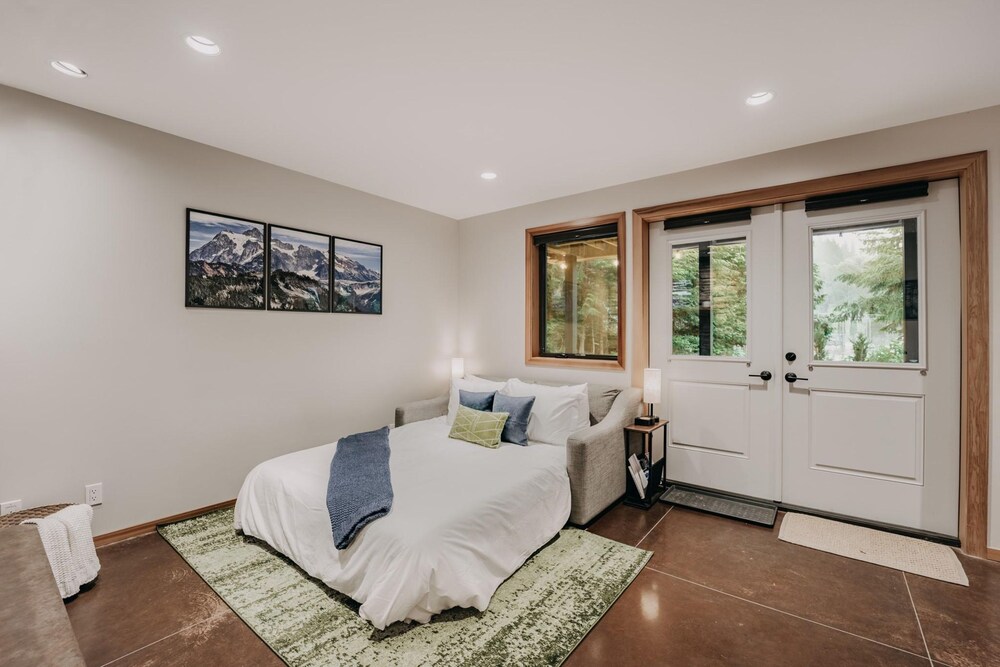 Ensuite 08 - A Newly Remodeled Studio - A Perfect Romantic Getaway