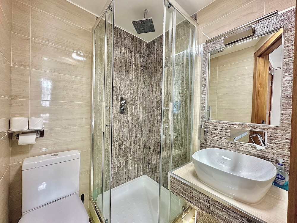205 Earls Court
